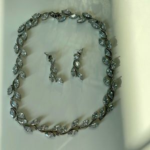 Stunning necklace and earring set in Ivy leaf pattern